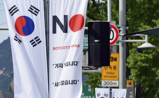 旗子上写着“NO 抵制日本”（图源：共同社）