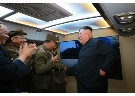 6日凌晨,金正恩观摩新型战术导弹发射(《劳动新闻》)