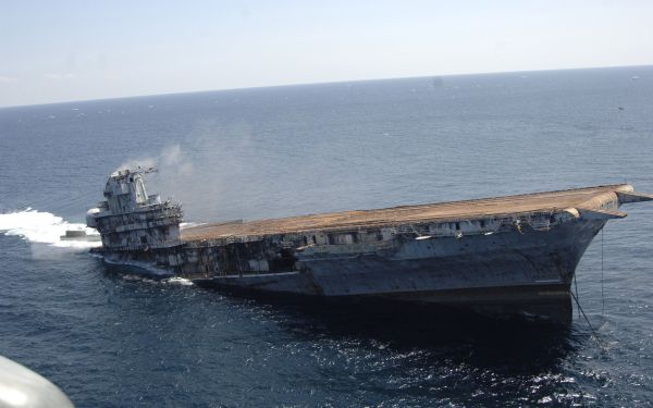 资料图片：美海军“奥里斯坎尼”号（CVA-34）退役航母沉没瞬间。（图片来源于网络）