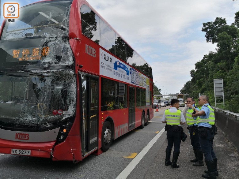 据香港"东网"报道,7日早上,两辆巴士在香港大榄隧道收费广场相撞,事故