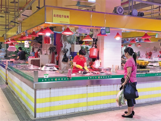 档口上方贴有黄牌警告,档主仍在淡定营业诚信建设万里行羊城晚报讯