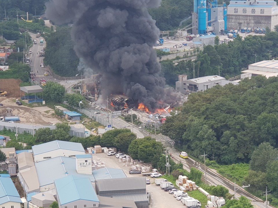 6日下午，韩国京畿道一家纸箱厂爆炸起火。