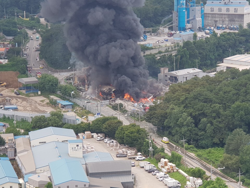 6日下午,韩国京畿道一家纸箱厂爆炸起火。