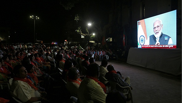 8月8日，印度艾哈迈达巴德，当地民众关注莫迪电视讲话。来源：视觉中国