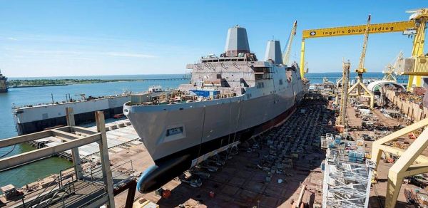 资料图片：美国英格尔斯造船厂建造圣安东尼奥级登陆舰。（图片来源于网络）