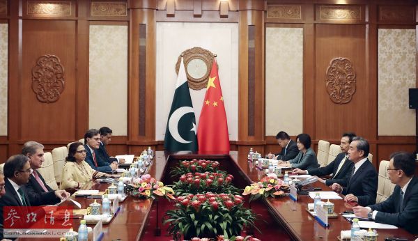 8月9日晚，国务委员兼外交部长王毅在北京同专程紧急来华访问的巴基斯坦外长库雷希举行会谈。 （新华社记者 丁林 摄 ）