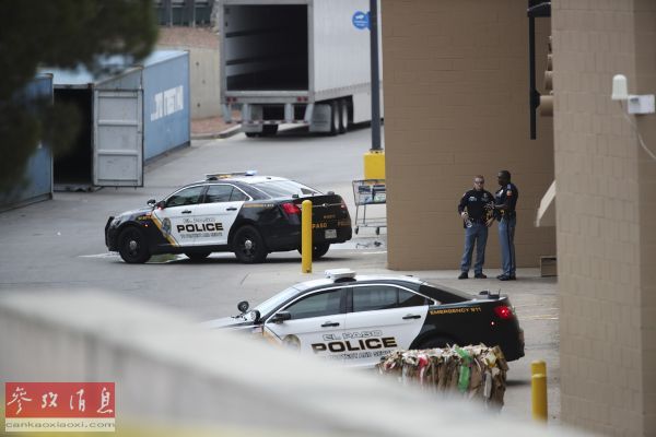 8月6日，警察在美国得克萨斯州埃尔帕索市发生枪击事件的沃尔玛超市门口警戒。（新华社记者 王迎摄）