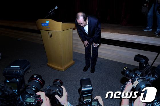 11日，韩国科玛集团会长尹东汉公开向国民道歉（news 1）