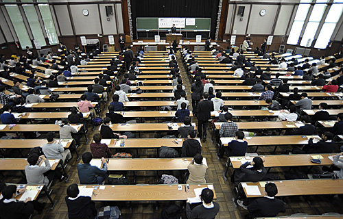 资料图片：考生在日本东京大学的考场参加大学入学统一考试（新华社）