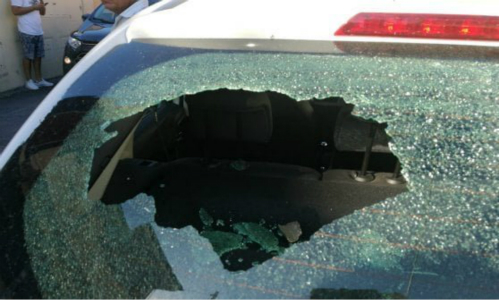 车窗被击碎。（图：截取自社交平台）