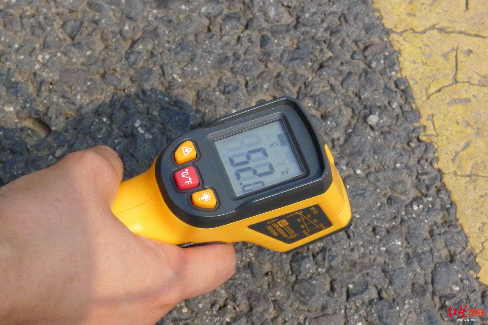 赞!地表52℃,他们在烈日下疏导交通|交警|地表温度_新浪新闻