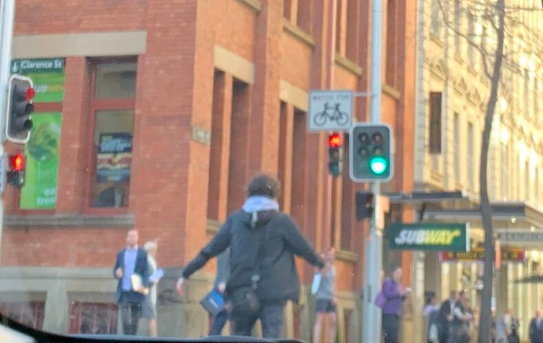 图为路人拍下的持刀男子。(图:社交平台推特)