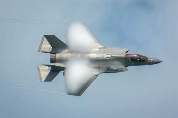F-35战机在航空展上表演。（美国空军网站）