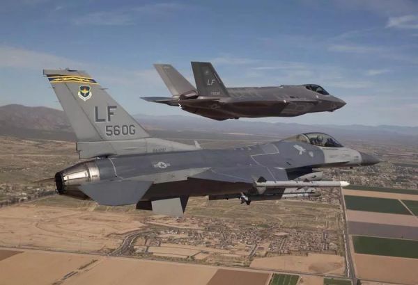 F-35與F-16編隊飛行。（美國空軍網(wǎng)站）