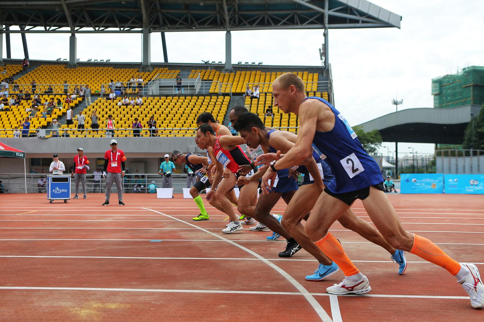 世警会男子1500米决赛,选手在起跑线上"参加比赛的国家很多,比赛氛围