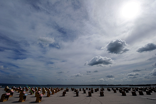 在德国北部的特拉沃穆恩德，波罗的海海滩上摆放着沙滩椅。（新华社）