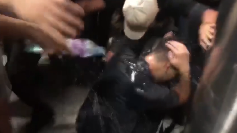 暴徒往内地旅客身上浇水 来源：网络视频截图