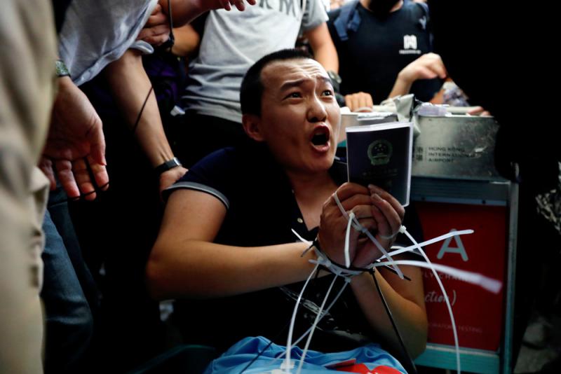 《环球时报》记者遭暴徒绑起时表现英勇，“我支持香港警察，你们可以打我了”。（图：香港文汇网）