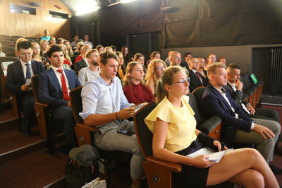 驻斯洛伐克使馆为赴华留学生举办电影招待会