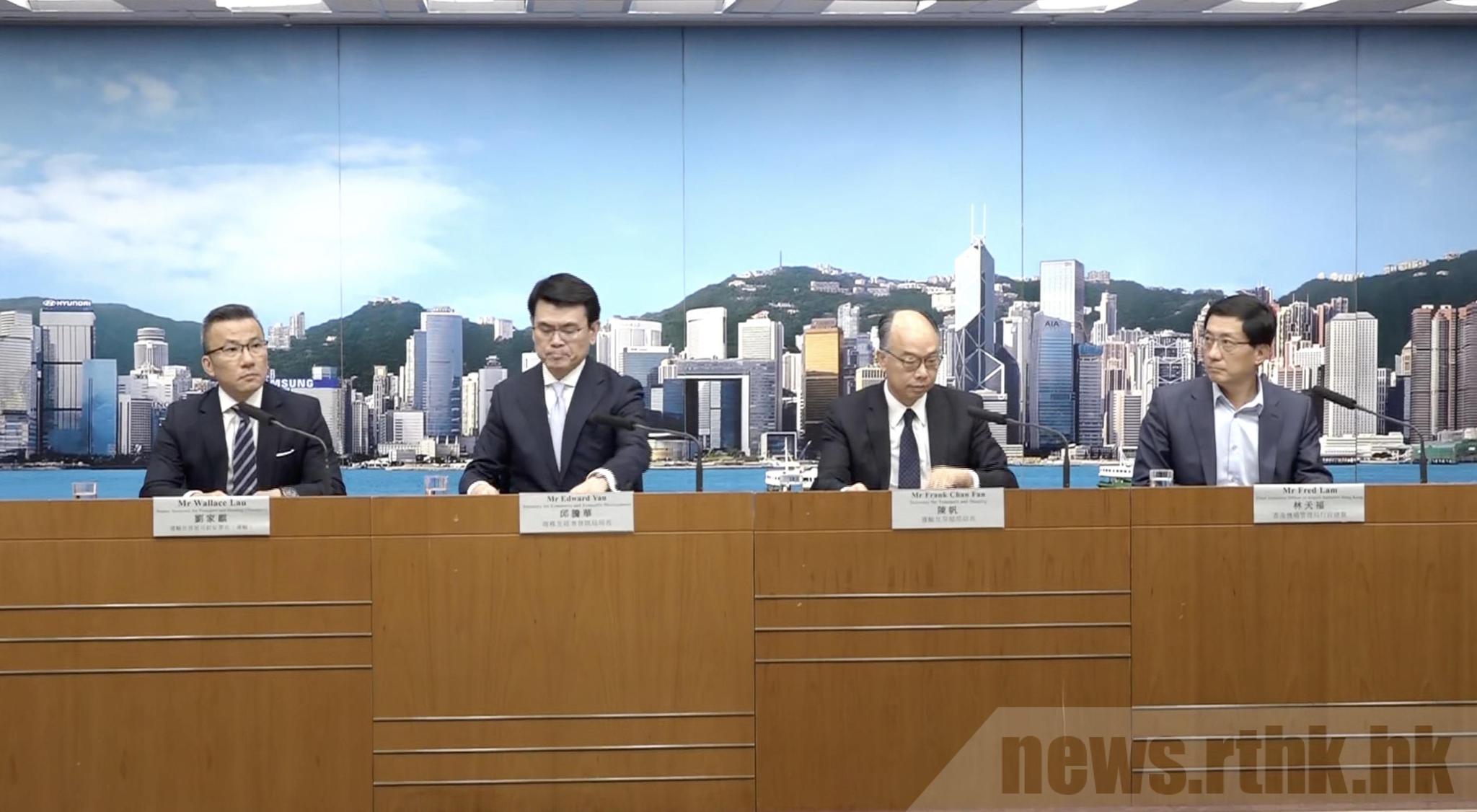 　邱腾华（左二）和林天福（右一）在8月14日的记者会上。（图自香港电台）