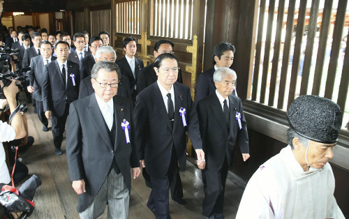 “大家一起来参拜靖国神社”成员集体参拜靖国神社（读卖新闻）