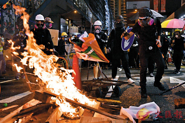  非法示威人士挑起纵火等暴力行为。（图：香港文汇报）