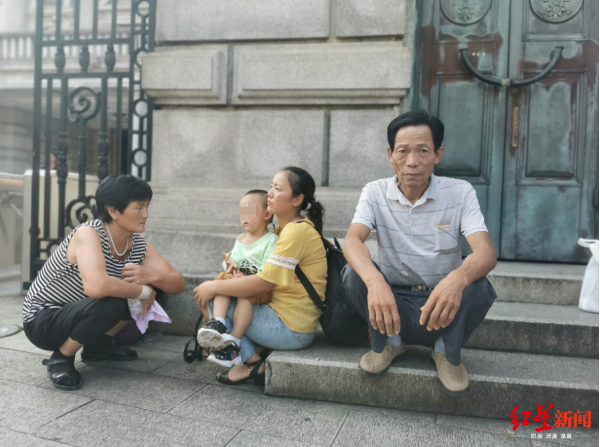 　　8月14日上午8时许，王凤雅家属在法院门口等待开庭