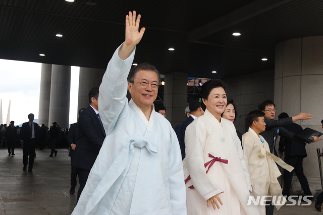 文在寅夫妇穿韩服出席光复节庆祝活动(纽西斯通讯社)