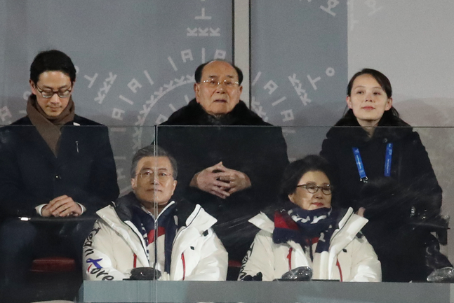  韩国平昌冬奥会，文在寅夫妇与朝鲜高官一起看比赛。（韩联社）