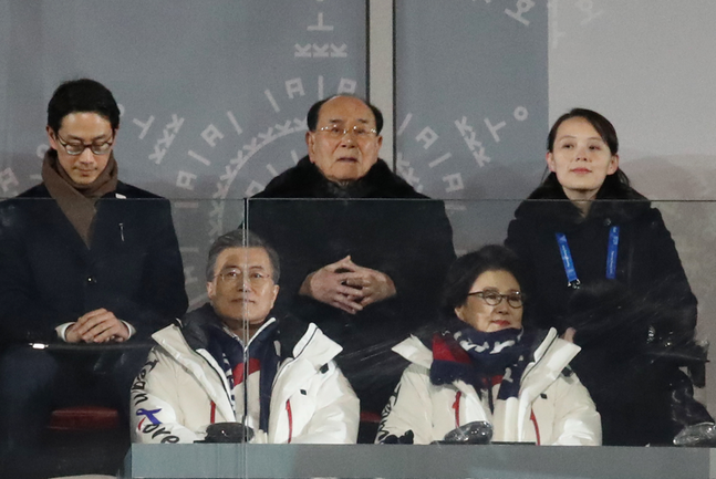 韩国平昌冬奥会,文在寅夫妇与朝鲜高官一起看比赛。(韩联社)