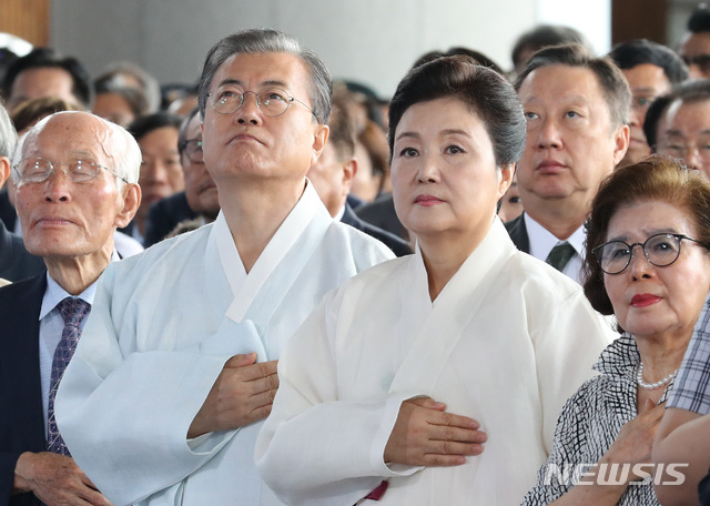 光复节庆祝仪式,文在寅夫妇向国旗行注目礼(纽西斯通讯社)