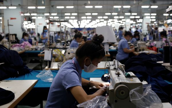 资料图片：越南胡志明市，一名工人正在生产线上工作。（路透社）