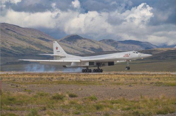  一架图-160“白天鹅”轰炸机14日在楚科奇自治区的阿纳德尔降落（美国雅虎新闻网站）