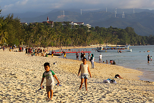 资料图片：游人在菲律宾中部的旅游胜地长滩岛游玩（新华社）