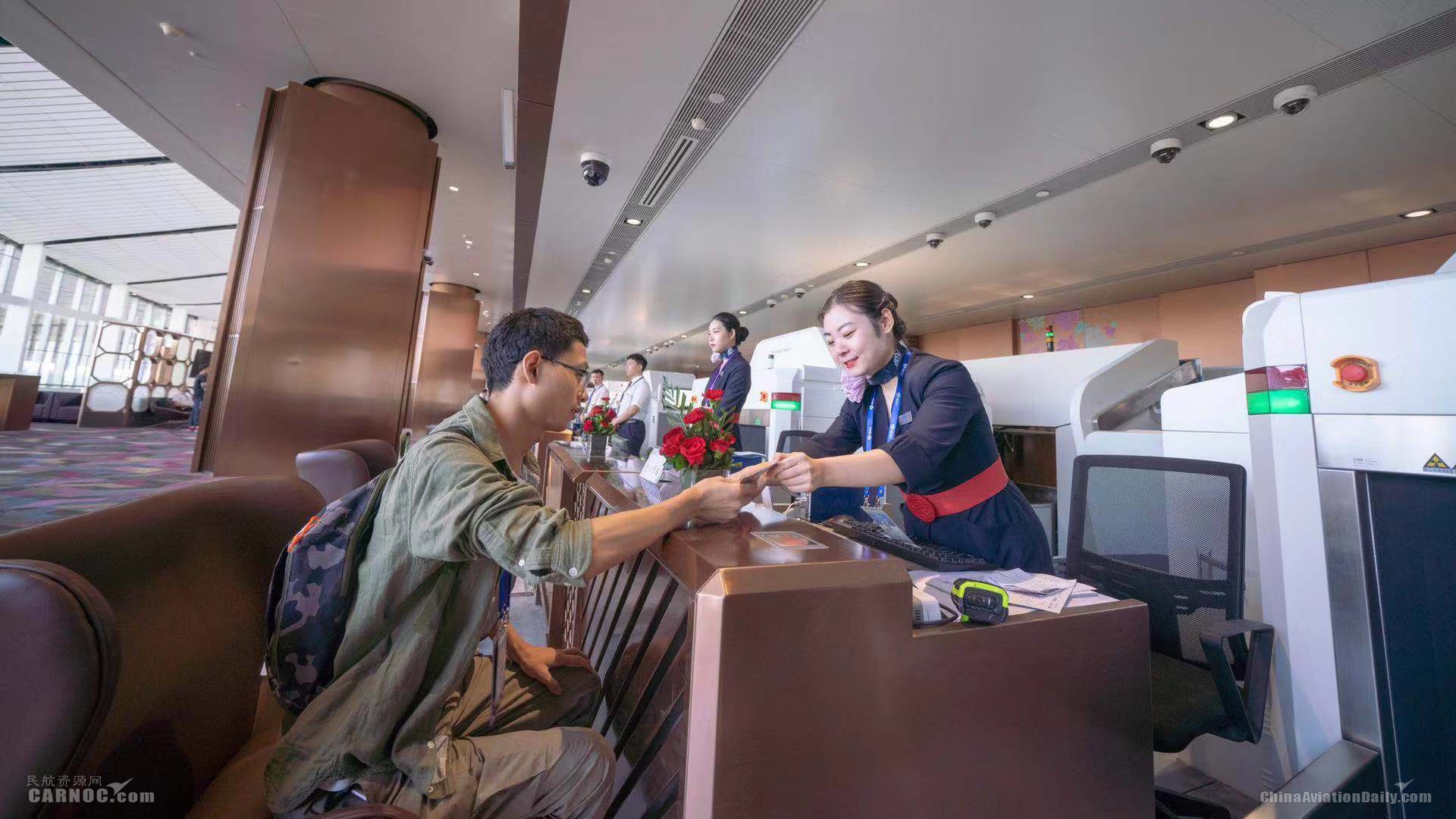 演练中进一步细化贵宾室演练流程,共计演练71名模拟重要旅客的保障