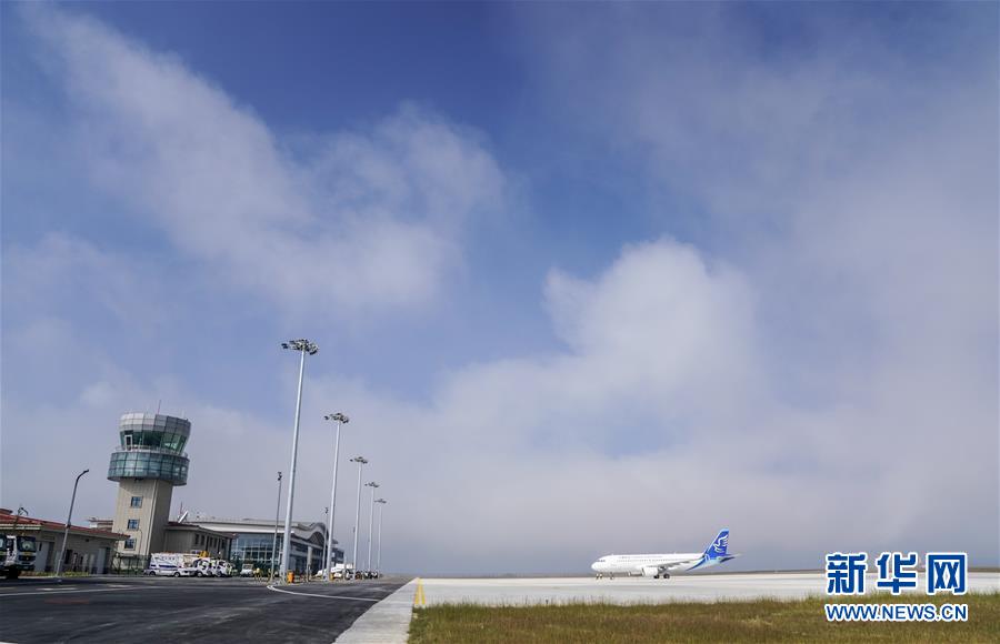 8月16日，华夏航空G52685次航班在巫山机场停留。 新华社记者 刘潺 摄