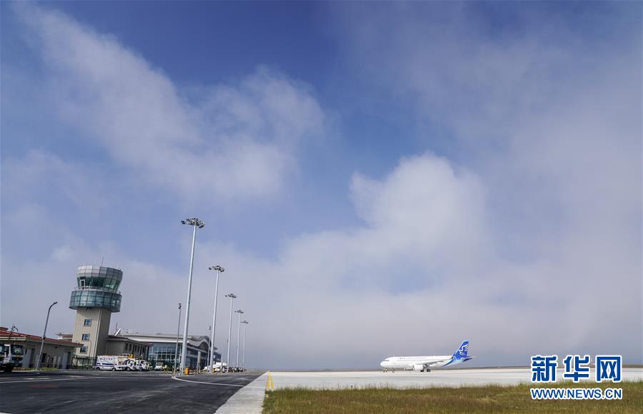 8月16日,华夏航空G52685次航班在巫山机场停留。 新华社记者 刘潺 摄