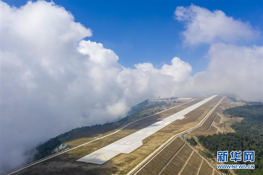 云雾环绕的巫山机场(8月15日无人机拍摄)。 新华社记者 刘潺 摄