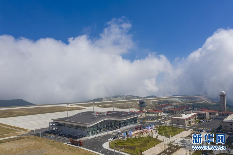 云雾环绕的巫山机场(8月15日无人机拍摄)。 新华社记者 刘潺 摄
