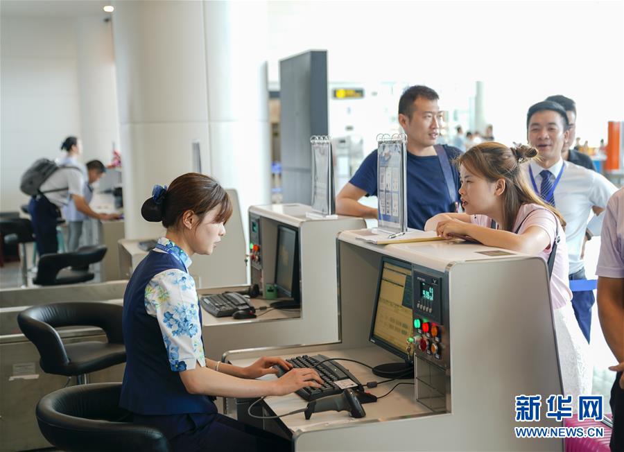 8月16日,巫山机场通航后,旅客在办理乘机手续。 新华社记者 刘潺 摄