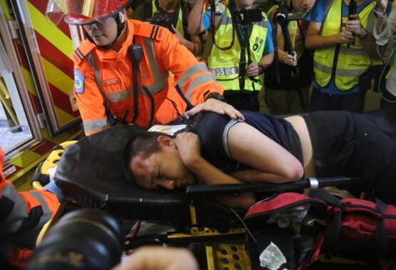 付国豪被送上救护车时额头明显受伤（图源：大公报）