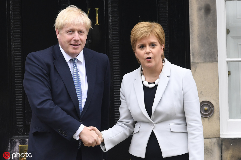 英国首相约翰逊（左）与苏格兰首席大臣斯特金（右）。（IC Photos）