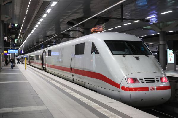 资料图：2018年1月18日，在德国首都柏林的主火车站，一列城际特快列车停靠在站台。新华社记者单宇琦摄
