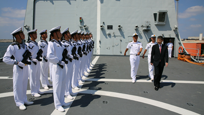 当天上午,廖力强陪同编队指挥员赵卫东,周建明一行拜会了埃海军司令