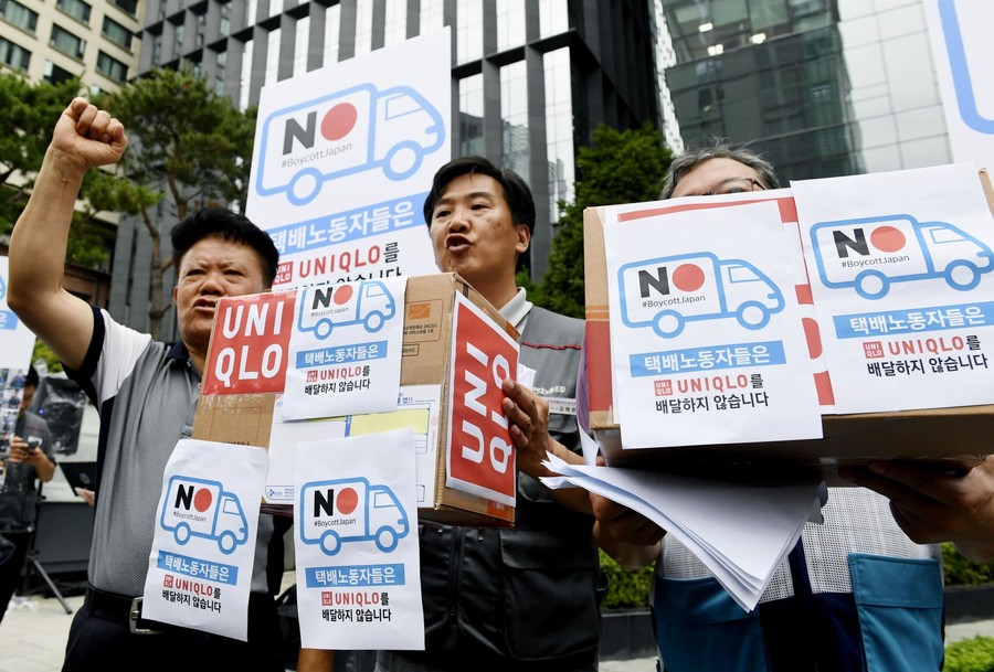 韩国快递员在日本大使馆前抗议，拒送优衣库商品（日本共同社）