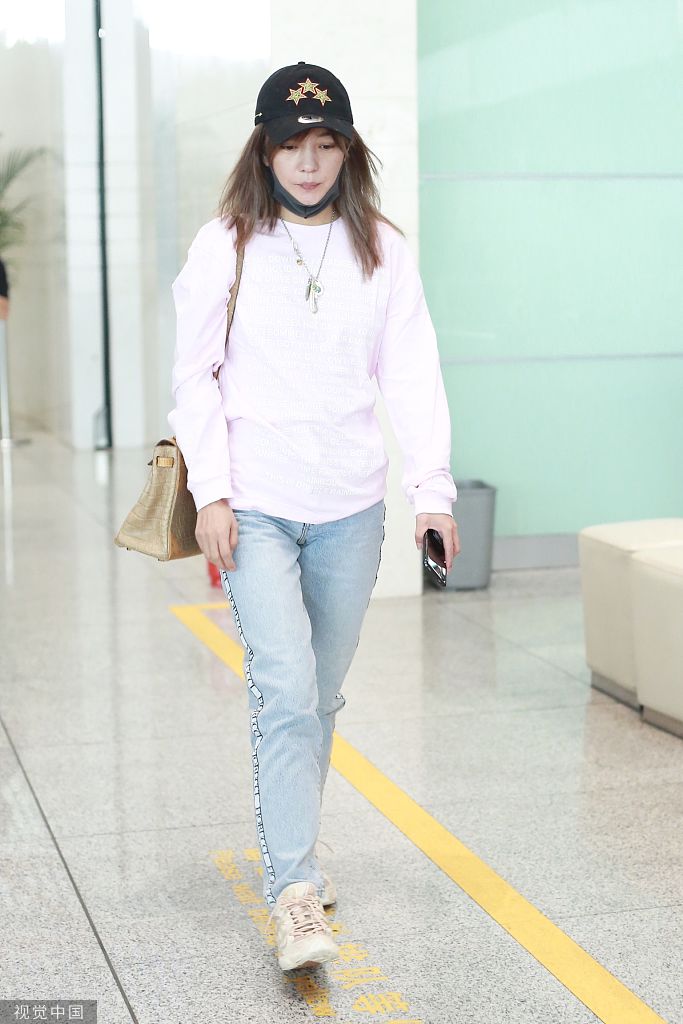 赵薇现身机场.赵薇素颜现身机场.赵薇身材苗条