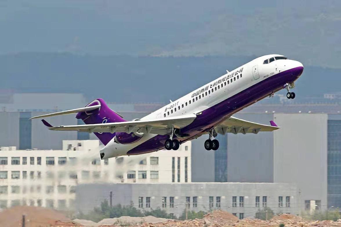 国产支线客机arj21进行首次高原演示飞行