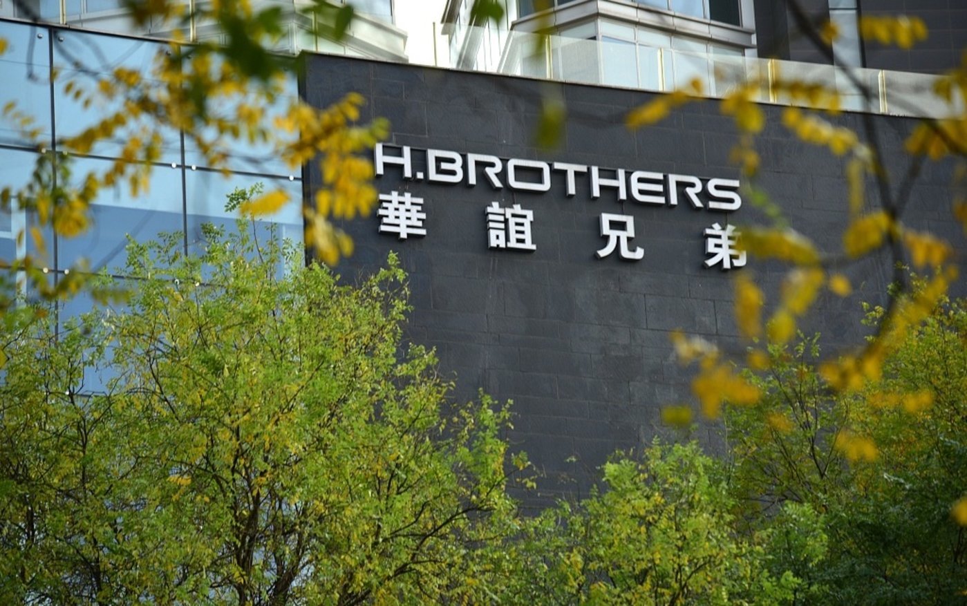 会上,华谊兄弟(2.500,-0.04,-1.