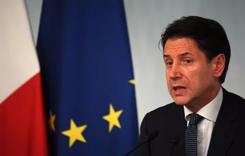 8月8日，意大利副总理兼内政部长、联盟党党首萨尔维尼要求举行提前选举，随后意大利总理孔特在罗马举行的媒体发布会上讲话。新华社发
