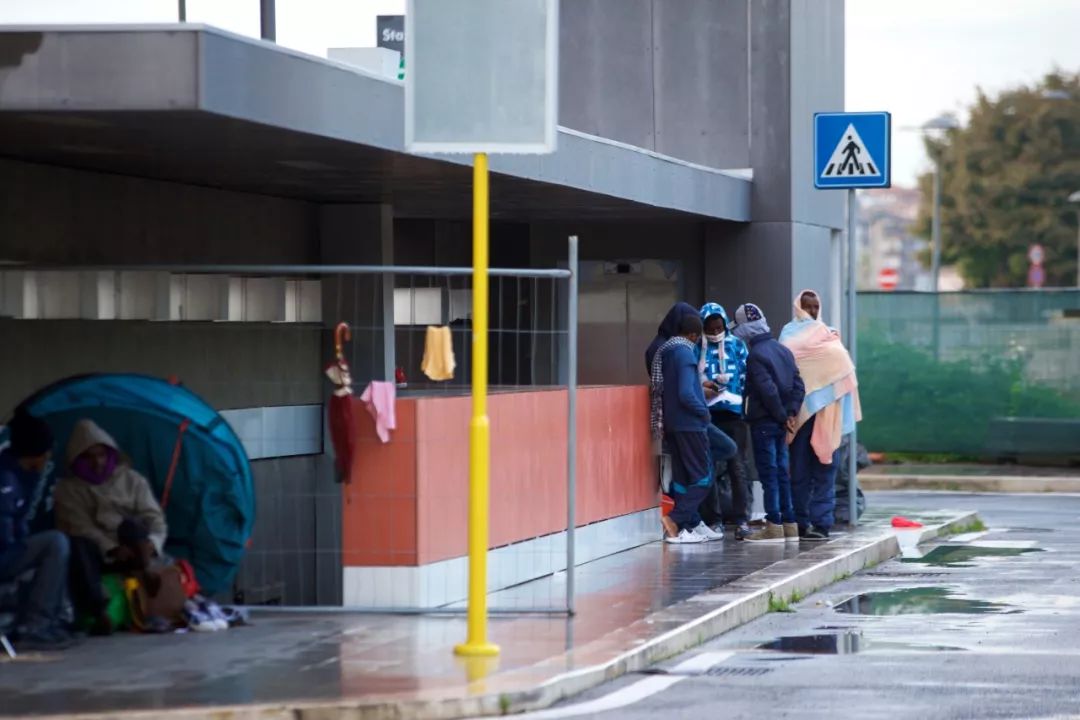 2016年11月10日，几名难民站在意大利罗马的蒂布尔蒂纳火车站外。新华社记者金宇摄